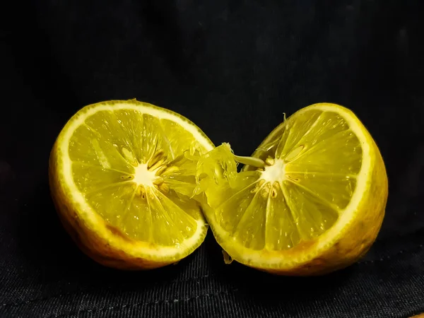 노란색으로 레몬을 가운데를 잘라서씨와 넣는다 놓여져 있습니다 — 스톡 사진
