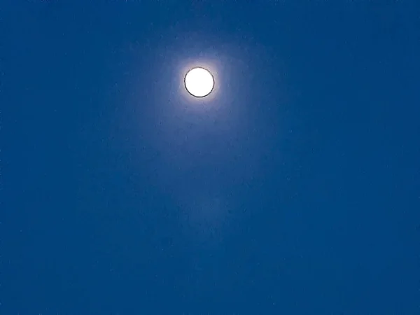 Maan Maanlicht Aan Avondhemel Dit Een Foto Van Een Dorpsomgeving — Stockfoto