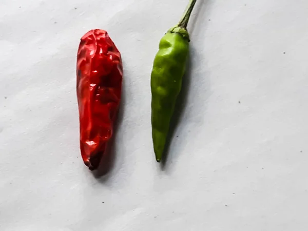 Groene Rauwe Paprika Rijpe Rode Paprika Zijn Een Witte Achtergrond — Stockfoto