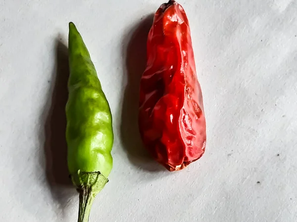 Pimentos Verdes Crus Pimentos Vermelhos Maduros Estão Fundo Branco Pimenta — Fotografia de Stock