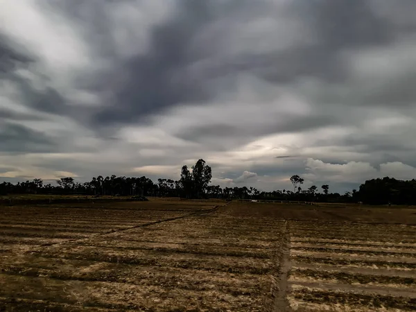 Landwirtschaftliche Flächen Und Wolkenverhangener Himmel Ländlichen Indien Bei Sonnenuntergang Neues — Stockfoto