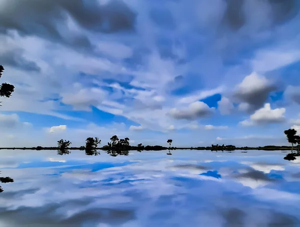 Bei Sonnenuntergang Der Dörflichen Umgebung Indiens Reflektiert Der Blaue Himmel — Stockfoto