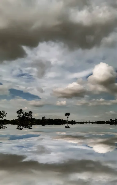 Atardecer Entorno Aldea India Cielo Azul Refleja Las Nubes Blanco — Foto de Stock