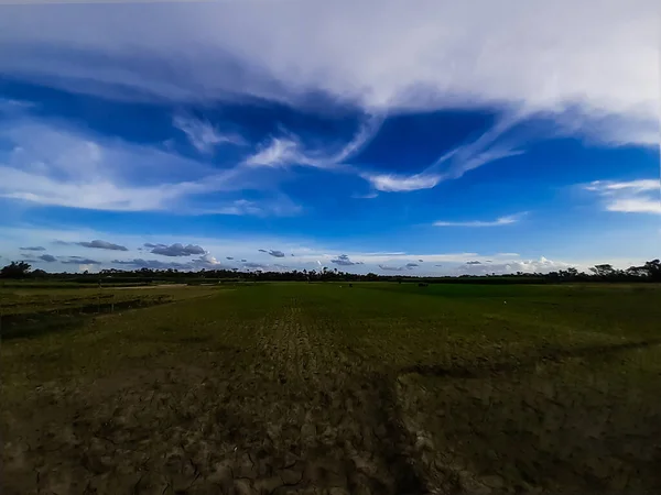 Sombra Nubes Negras Los Campos Verduras Del Pueblo Cielo Azul — Foto de Stock