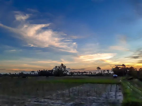 Malam Hari Cahaya Matahari Tercermin Tengah Awan Hitam Langit Biru — Stok Foto