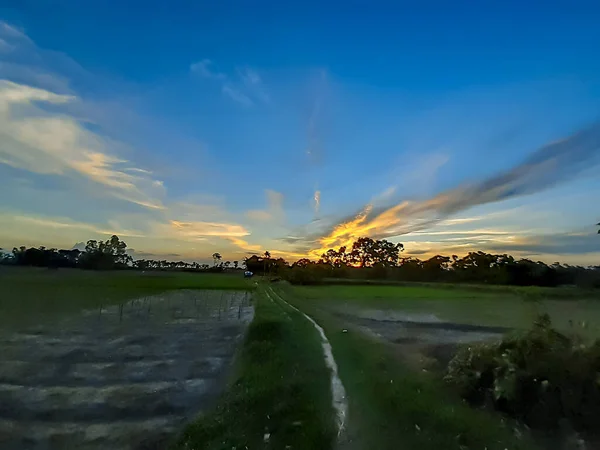 Dans Soirée Lumière Soleil Reflète Milieu Des Nuages Noirs Dans — Photo