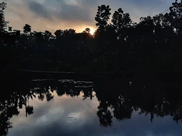 Soleil Lève Matin Des Nuages Noirs Volent Dans Ciel Eau — Photo