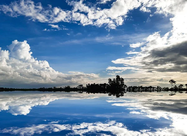 Αγροτικό Περιβάλλον Της Ινδίας Άσπρα Σύννεφα Στον Γαλάζιο Ουρανό Ηλιοβασίλεμα — Φωτογραφία Αρχείου