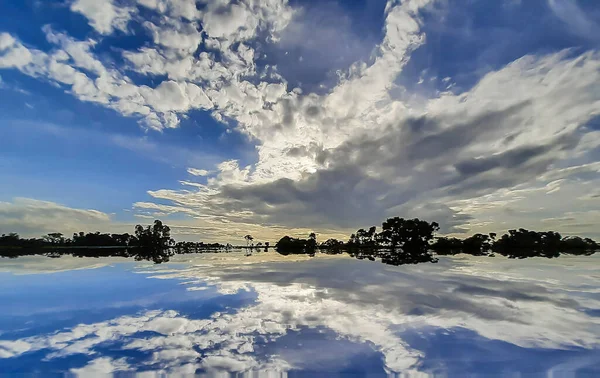 Sombra Nuvens Negras Nos Campos Vegetais Aldeia Céu Azul Pôr — Fotografia de Stock