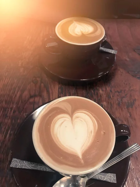 Kubki Kawy Wzorem Serca Piance Mlecznej — Zdjęcie stockowe