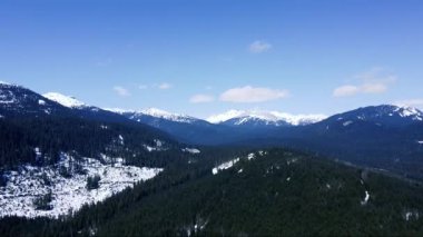 Köprünün önünde yat limanının manzarası var. Ayrıca şehir merkezinde ve arka planda dağlar görülebiliyordu.