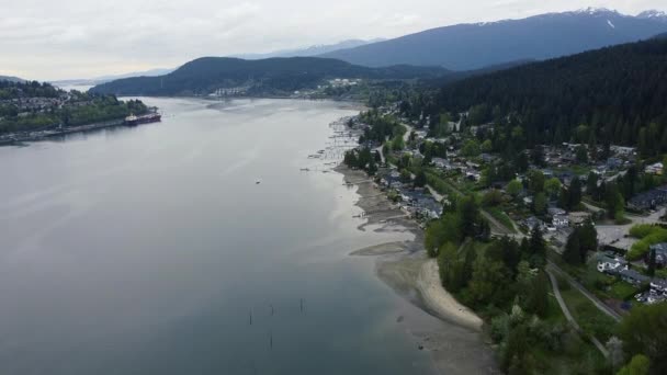 Vlieg Canadese Kreek Tijdens Het Laagwater Met Huizen Pijlers — Stockvideo