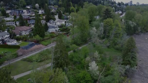Дома Железные Дороги Сосны Одиноком Городе Британская Колумбия — стоковое видео