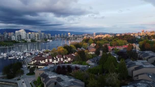 Vuela Sobre False Creek Vancouver Puesta Sol Centro Montañas Fondo — Vídeo de stock