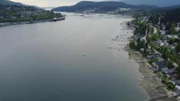 不列颠哥伦比亚省的码头 船只和富有的房屋在小溪上飞舞 — 图库视频影像