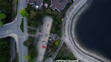 Bisikletli ve koşucu yollu dere kıyısının aşağı manzarası
