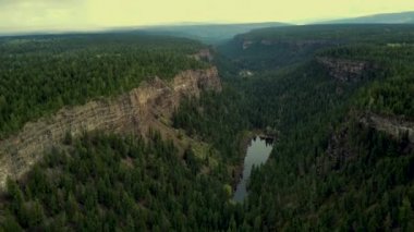 Kanada 'daki kanyondaki berrak gölün üzerinden uç.