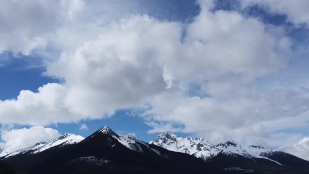 白山峰顶的史诗般的空中拍摄 蓝天缓缓移动的云彩 — 图库视频影像
