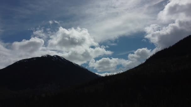 Episk Antenn Stängning Skott Berget Täckt Med Lite Snö Med — Stockvideo