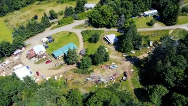 Drone Volar Sobre Pequeñas Casas Con Coches Abandonados Alrededor Rodeado — Vídeo de stock