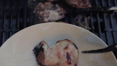 Ağır çekimde servis edilen tavuk beign ve akşam yemeği için hazır