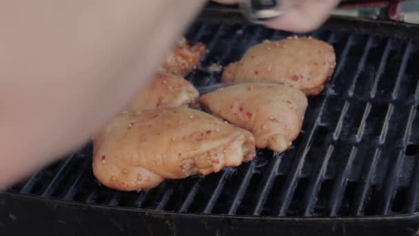 バーベキューから煙とスローモーションで鶏の太ももの反転 — ストック動画