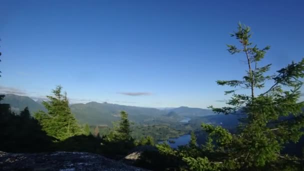 Včasný Pohled Hory Zeleného Údolí Jezery Slunečného Dne — Stock video