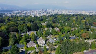 Şehir merkezindeki Vancouver manzaralı yeşil mahallenin insansız hava aracı görüntüleri.