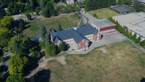 Vlieg Een Oude School Canada Leeg Voetbalveld Speeltuinen — Stockvideo