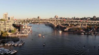 Vancouver Köprüsü, yatlar, gün batımında dinlenen kürek tahtaları.