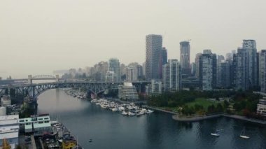 Vancouver köprülerinin ve şehir merkezinin sisli manzarası.