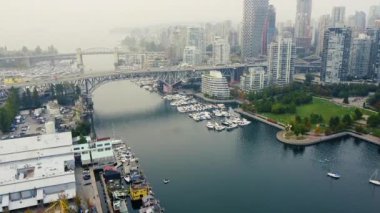 Vancouver Köprülerinin ve sisli şehir merkezinin havadan görünüşü