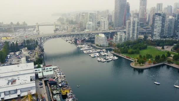 Letecký Pohled Vancouverské Mosty Centrum Mlze Klidným False Creek — Stock video