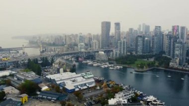 Vancouver şehir merkezinin hava manzarası ve dumanla kaplı köprüler