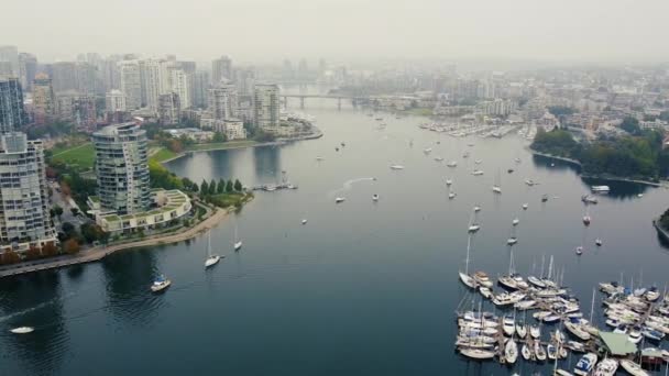 Letecký Pohled False Creek Vancouveru Ukotvenými Jachtami Centrem Mlze — Stock video