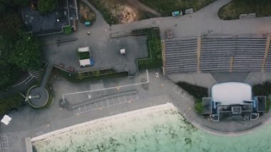 Covid-19 sırasında Vancouver 'da okyanus kıyısındaki boş havuzun en alt manzarası.