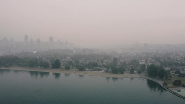 Widok Lotu Ptaka Miasto Pokryte Dymem Spowodowanym Pożarami — Wideo stockowe