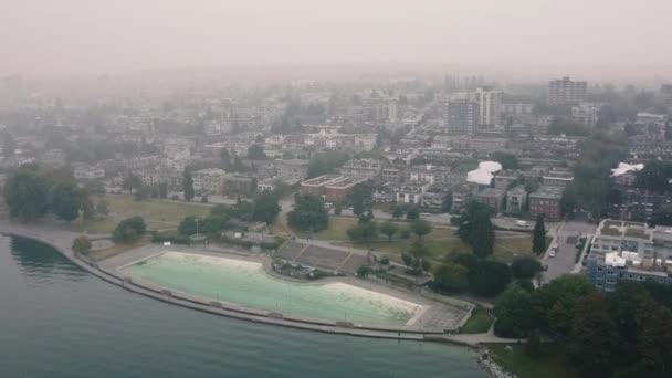 Drone Shot Vancouver Pokrytý Kouřem Způsobeným Požáry Prázdným Bazénem — Stock video