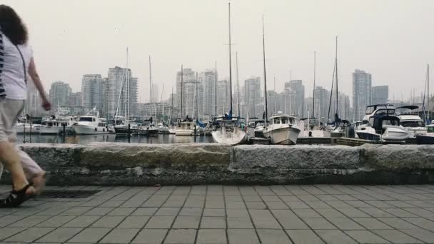 Promenada Vancouver Jachtami Centrum Para Przejeżdżająca Obok — Wideo stockowe
