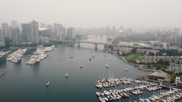 Vancouver Humo Con Vista Sobre Puente Yates Vela — Vídeo de stock
