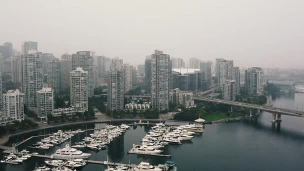 Vista Aérea Del Centro Vancouver Una Mañana Brumosa Con Yates — Vídeo de stock