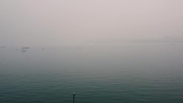 被雾覆盖的海洋和停泊的不同船只 — 图库视频影像
