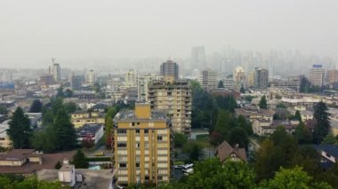 Arka planda dumanla Vancouver binalarının insansız hava aracı görüntüleri.