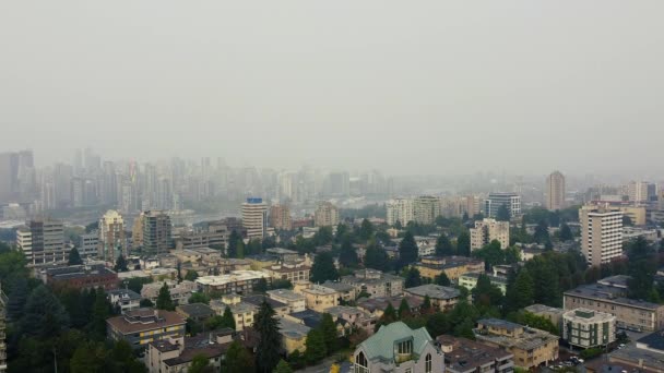 Latać Nad Budynkami Vancouver Centrum Miasta Dymie Tle — Wideo stockowe