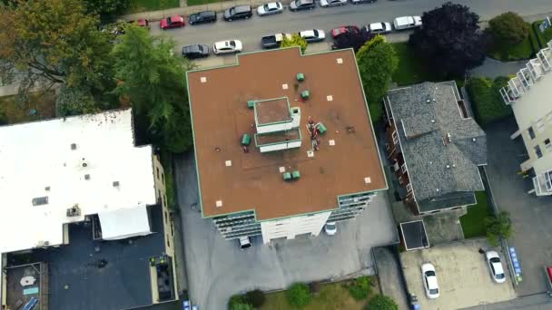 Top View Bulding Roof Parked Cars Green Lanes Trees — Stock Video