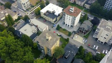 Kanada 'da boş mahalle ve park halindeki arabaların aşağı manzarası