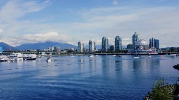 Спокойная Вода Перед Центром Ванкувера Парусные Суда Вокруг Солнечный День — стоковое видео