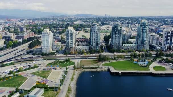 Letecký Pohled Budovy Vancouveru Projíždějící Skytraing Dálnice Kolem — Stock video