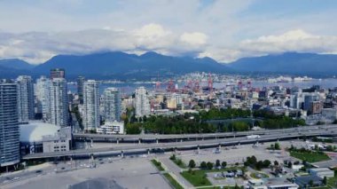 Vancouver Limanı ve şehir merkezinin ortasındaki otoban manzarası
