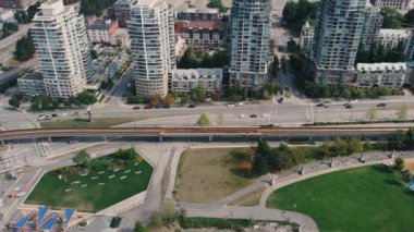 Vancouver 'daki rayların ve otobanın aşağı manzarası